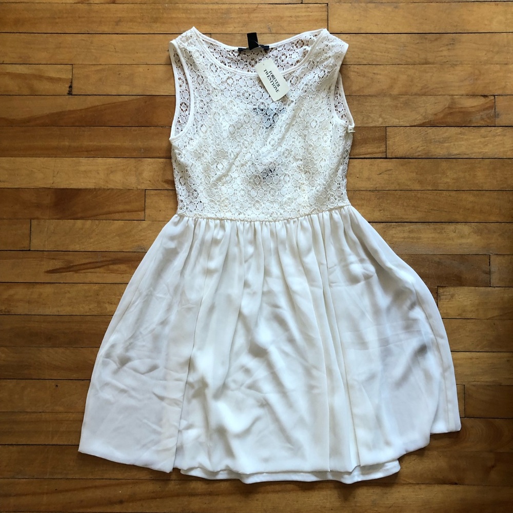 NWT white lace flowy size small dress